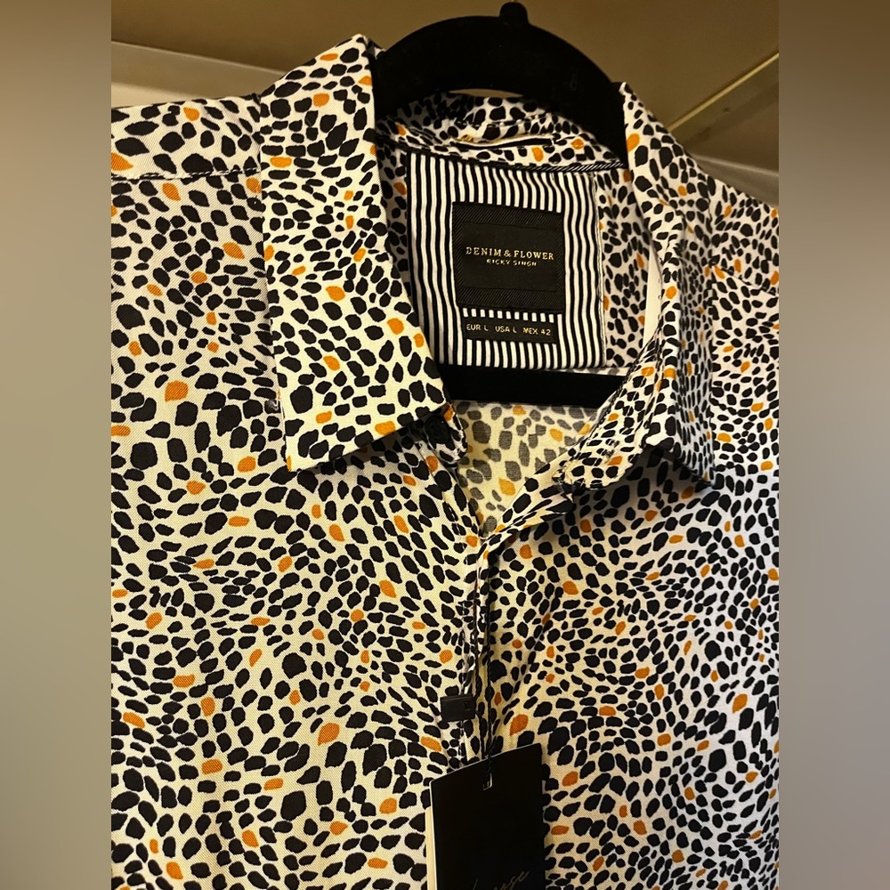 NWT Women’s L Denim‎ & Flower Ricky Singh Black, White and Gold Button Down